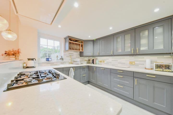 3 bedrooms house for sale in Welwyn Garden City, United Kingdom - Image 4