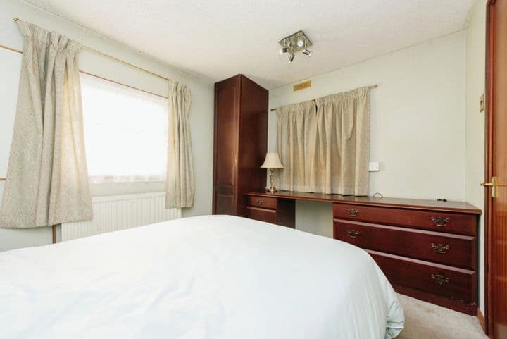 1 bedroom other for sale in Addlestone, United Kingdom - Image 8