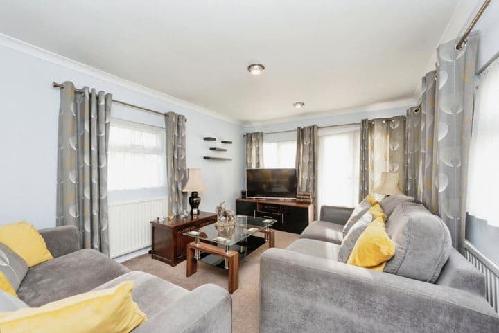 1 bedroom other for sale in Addlestone, United Kingdom - Image 2