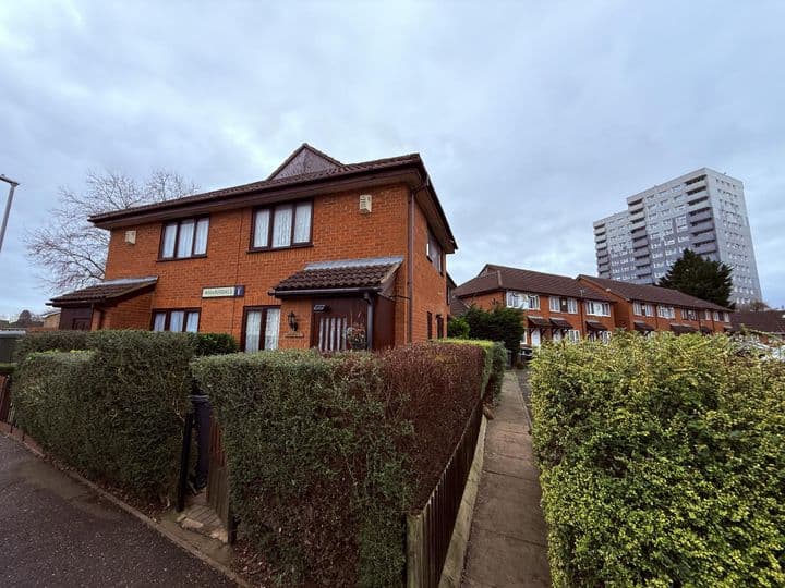 1 bedroom house for sale in Luton, United Kingdom - Image 2