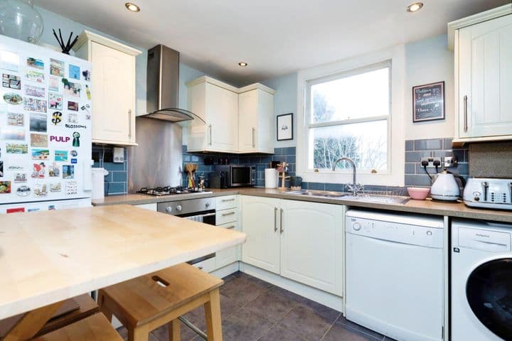 2 bedrooms apartment for sale in London, United Kingdom - Image 3