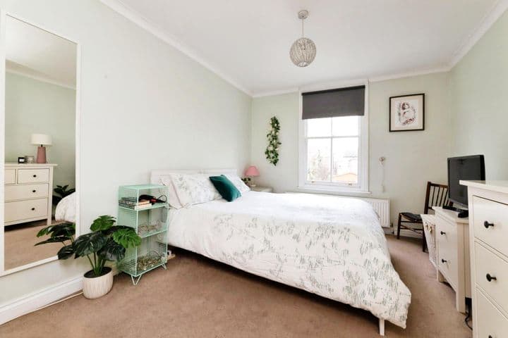 2 bedrooms apartment for sale in London, United Kingdom - Image 4