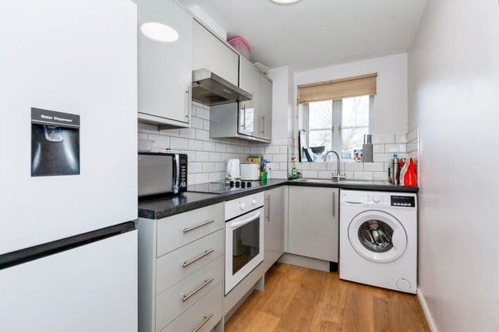 2 bedrooms apartment for sale in Slough, United Kingdom - Image 2