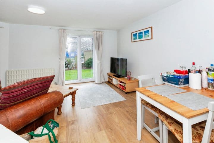 2 bedrooms apartment for sale in Slough, United Kingdom - Image 3