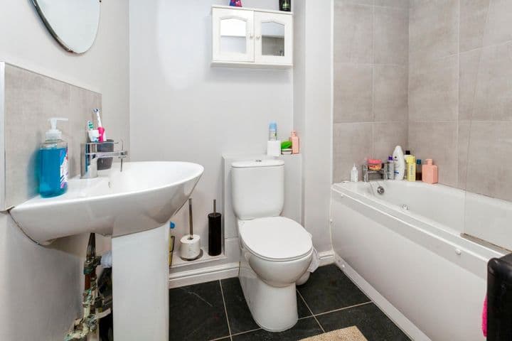 2 bedrooms apartment for sale in Slough, United Kingdom - Image 8