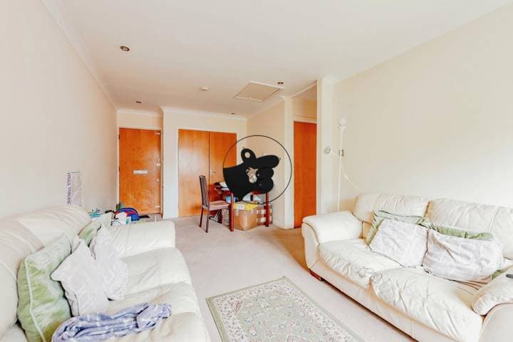 2 bedrooms apartment for sale in Crawley, United Kingdom - Image 6