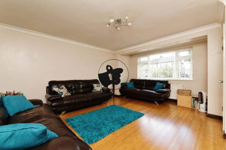 3 bedrooms house for sale in Ilford, United Kingdom - Image 7