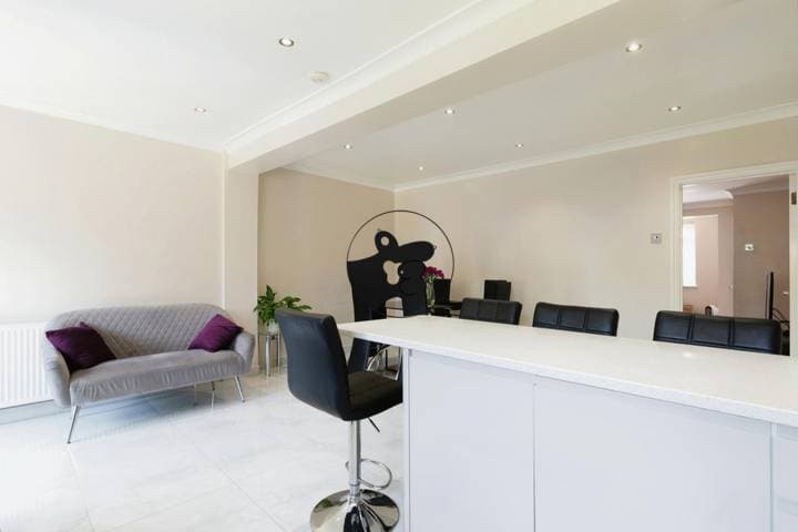 3 bedrooms house for sale in Ilford, United Kingdom - Image 3