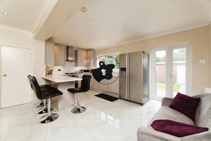 3 bedrooms house for sale in Ilford, United Kingdom - Image 2