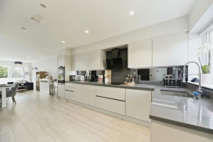 4 bedrooms house for sale in London, United Kingdom - Image 4