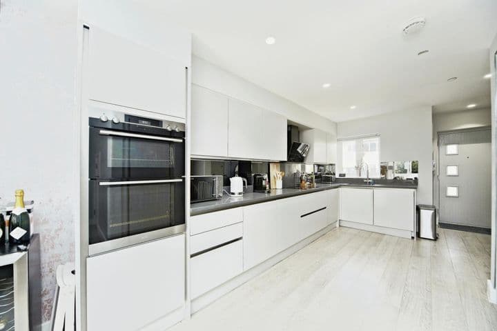 4 bedrooms house for sale in London, United Kingdom - Image 2