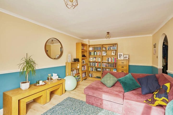 3 bedrooms house for sale in London, United Kingdom - Image 2