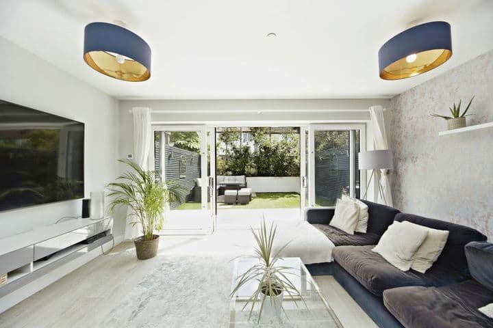 4 bedrooms house for sale in London, United Kingdom - Image 9