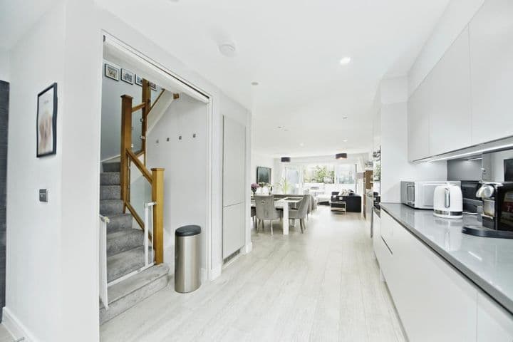 4 bedrooms house for sale in London, United Kingdom - Image 8