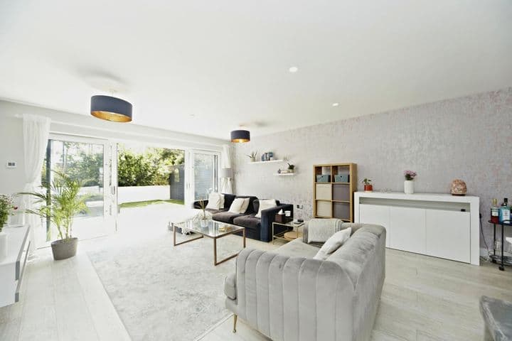 4 bedrooms house for sale in London, United Kingdom - Image 10