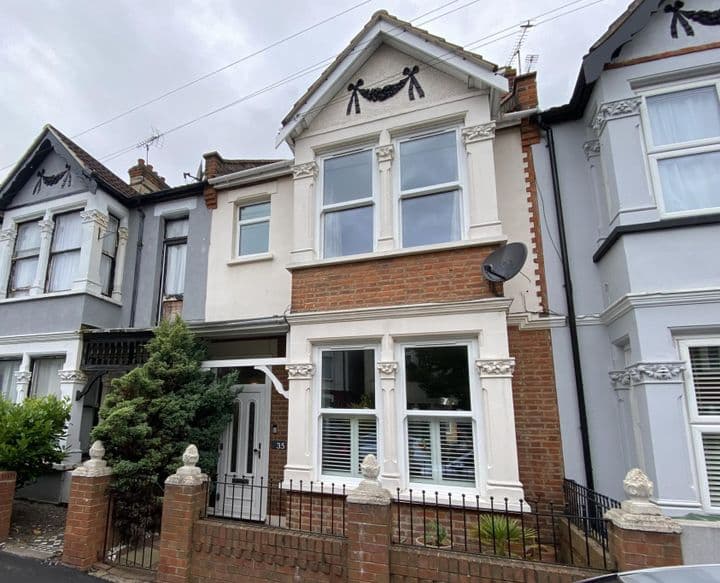 4 bedrooms house for sale in Westcliff-On-Sea, United Kingdom - Image 2