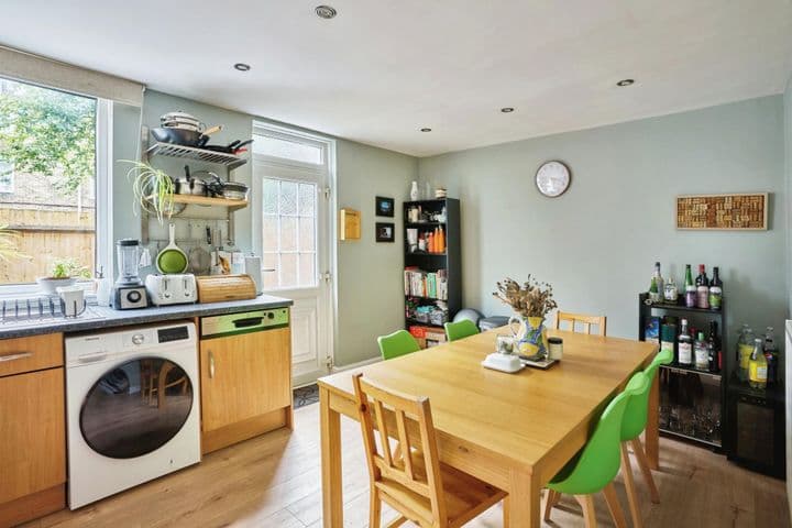 3 bedrooms house for sale in London, United Kingdom - Image 6