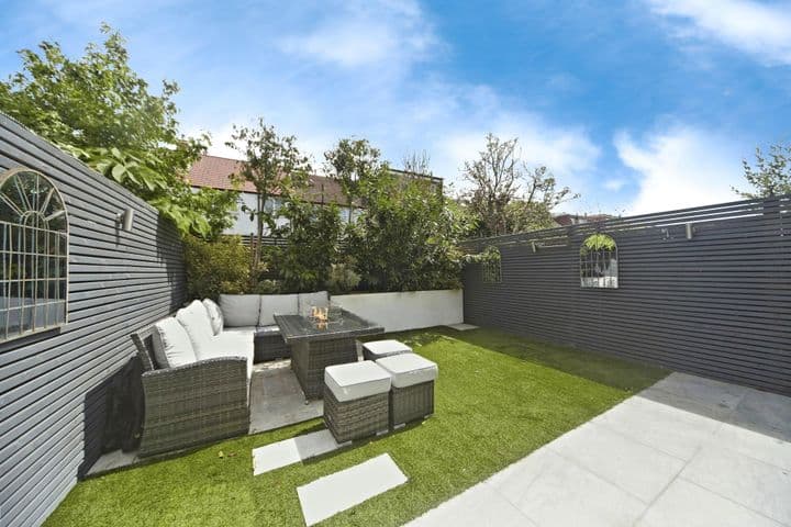 4 bedrooms house for sale in London, United Kingdom - Image 7