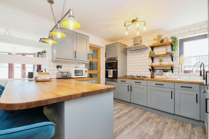 4 bedrooms house for sale in Wakefield, United Kingdom - Image 2