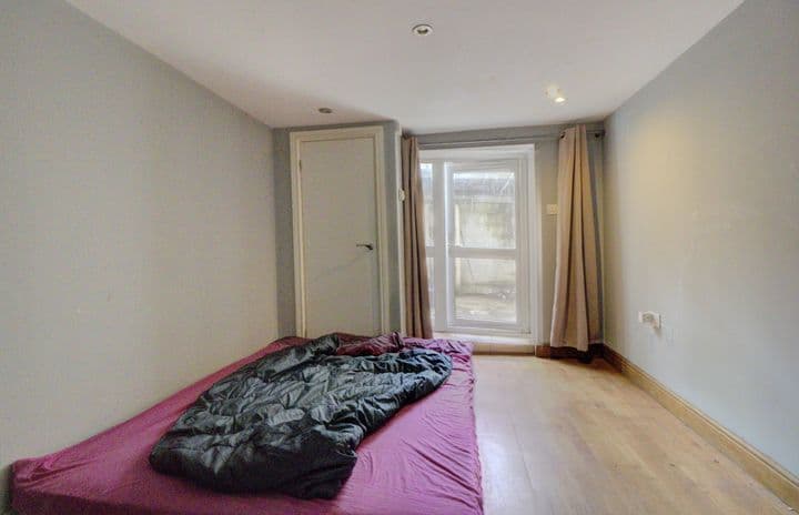 1 bedroom apartment for sale in Folkestone, United Kingdom - Image 5