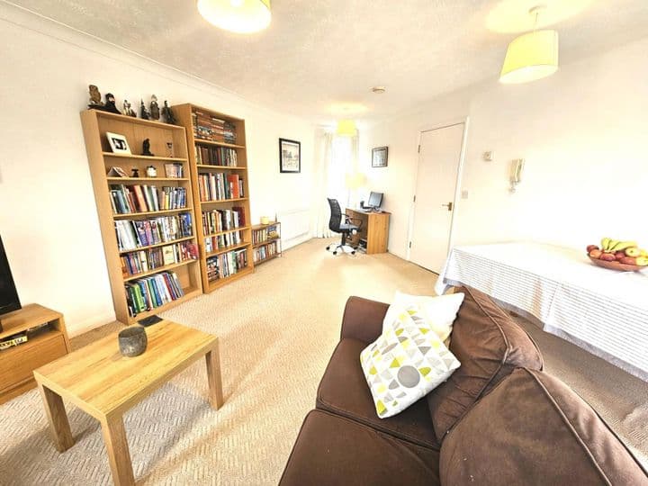 2 bedrooms apartment for sale in Cheadle, United Kingdom - Image 6