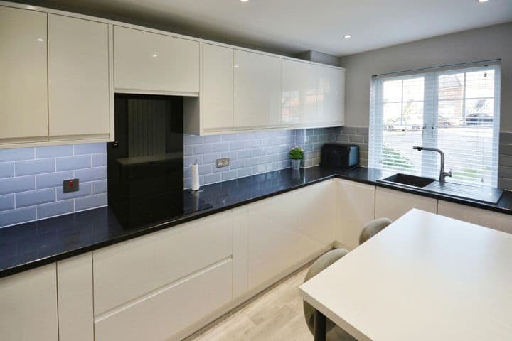 3 bedrooms house for sale in Stevenage, United Kingdom - Image 4