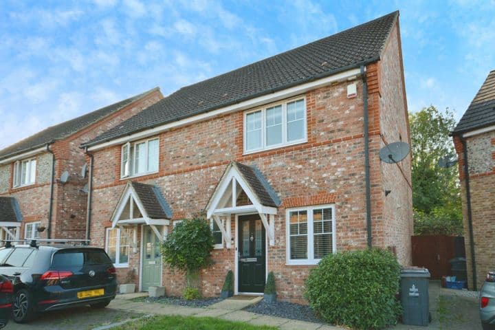 3 bedrooms house for sale in Stevenage, United Kingdom - Image 2