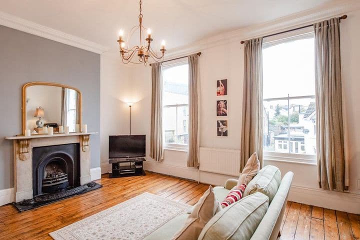 3 bedrooms apartment for sale in London, United Kingdom - Image 2