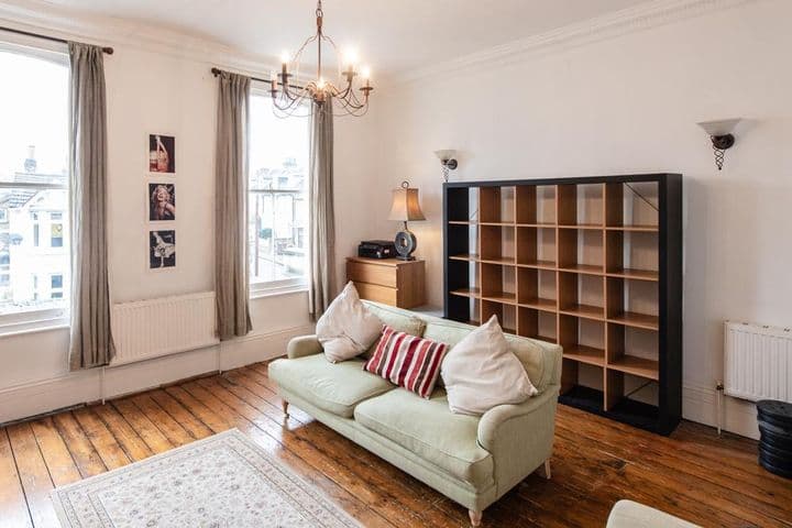 3 bedrooms apartment for sale in London, United Kingdom - Image 3