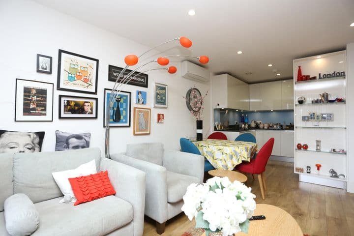 2 bedrooms apartment for sale in London, United Kingdom - Image 6