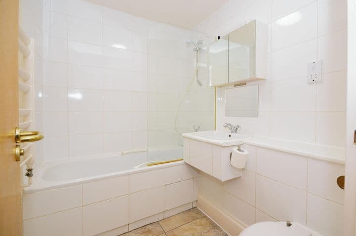 2 bedrooms apartment for sale in Harrow, United Kingdom - Image 8