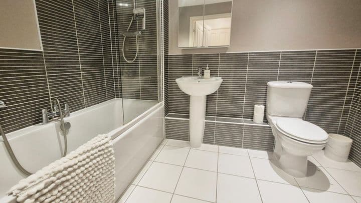 2 bedrooms apartment for sale in Stafford, United Kingdom - Image 5