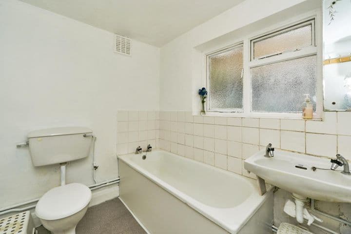 3 bedrooms house for sale in London, United Kingdom - Image 9