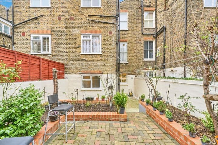 3 bedrooms house for sale in London, United Kingdom - Image 2