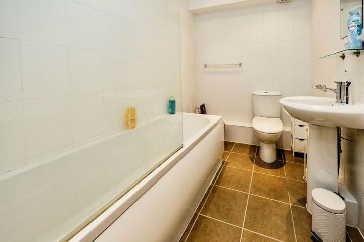 2 bedrooms apartment for sale in Halifax, United Kingdom - Image 9