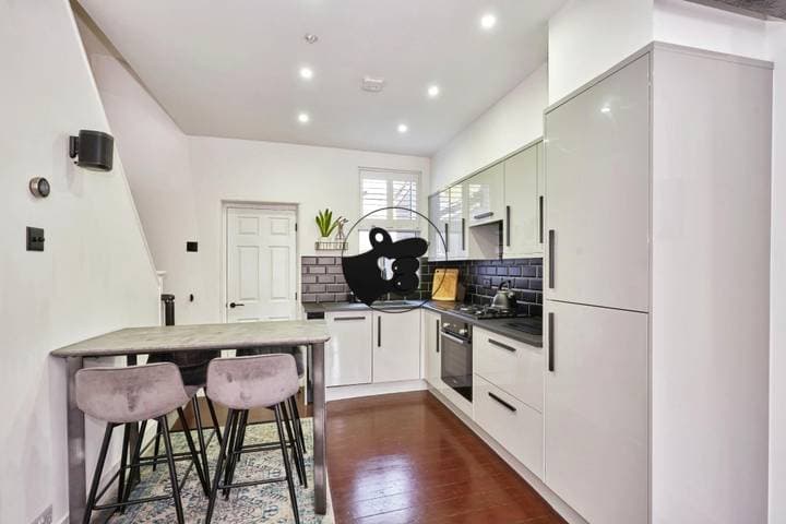 3 bedrooms house for sale in London, United Kingdom - Image 3