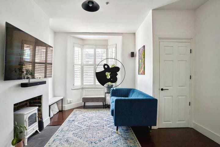 3 bedrooms house for sale in London, United Kingdom - Image 5