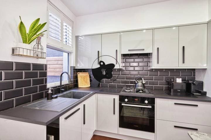 3 bedrooms house for sale in London, United Kingdom - Image 8