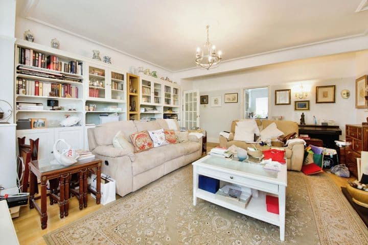 4 bedrooms house for sale in London, United Kingdom - Image 3