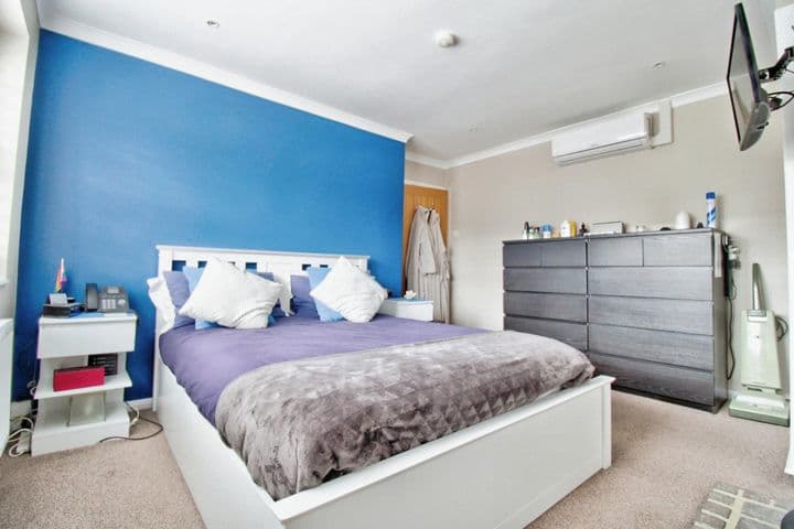 3 bedrooms house for sale in Hornchurch, United Kingdom - Image 4