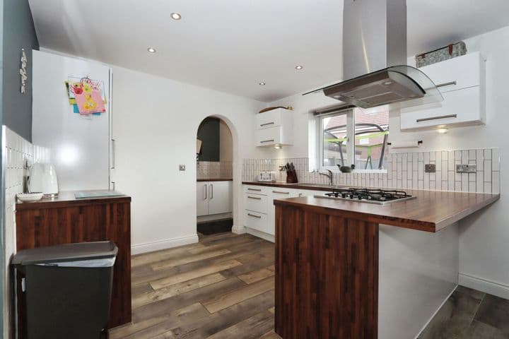 4 bedrooms house for sale in Wakefield, United Kingdom - Image 2