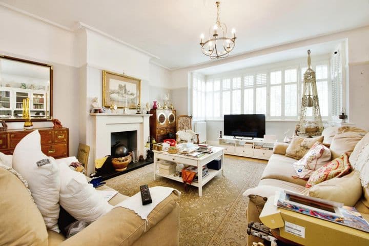 4 bedrooms house for sale in London, United Kingdom - Image 2