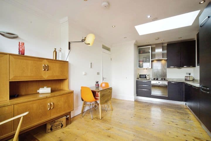 2 bedrooms apartment for sale in London, United Kingdom - Image 6