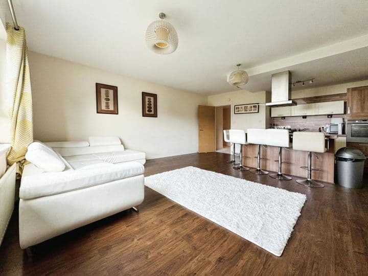 2 bedrooms apartment for sale in Renfrewshire, United Kingdom - Image 4