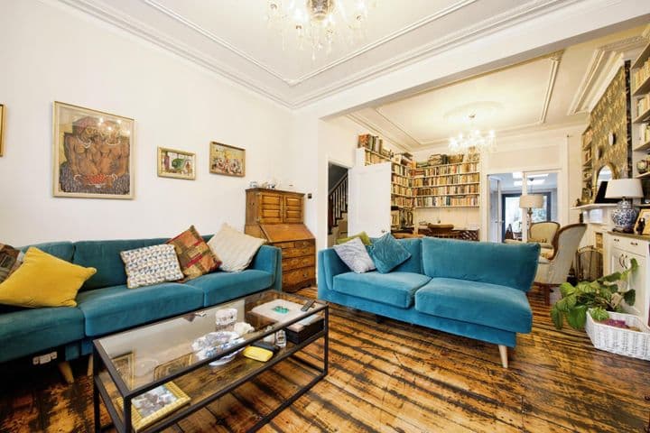 4 bedrooms house for sale in London, United Kingdom - Image 3