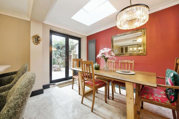 4 bedrooms house for sale in London, United Kingdom - Image 9