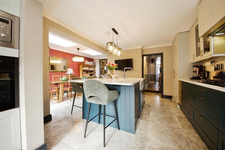 4 bedrooms house for sale in London, United Kingdom - Image 7