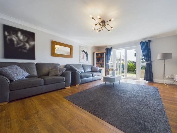 3 bedrooms house for sale in Southend-On-Sea, United Kingdom - Image 2