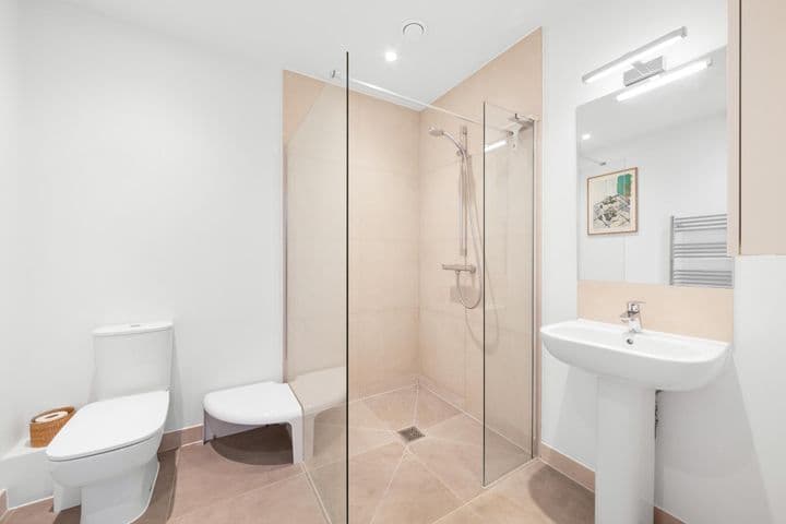 1 bedroom apartment for sale in London, United Kingdom - Image 4