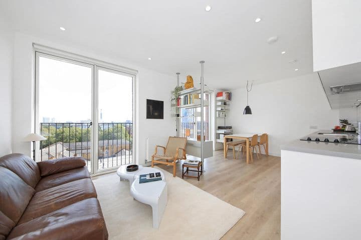 1 bedroom apartment for sale in London, United Kingdom - Image 2